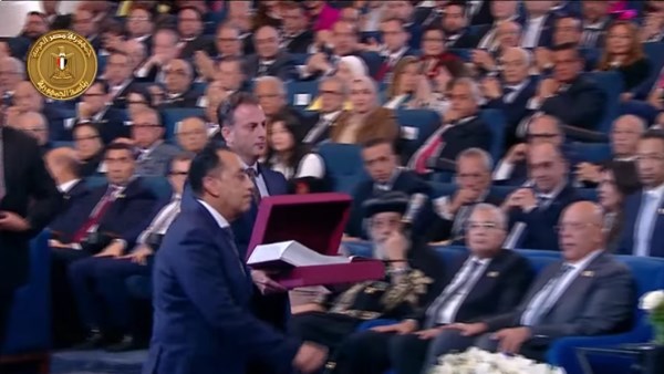 رئيس الوزراء يهدي الرئيس السيسي كتاب "للتاريخ" في ختام منتدى مصر