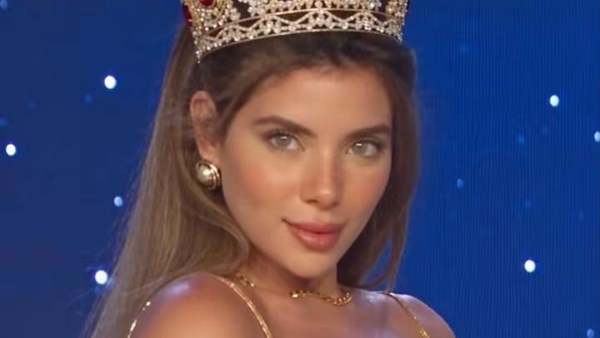 إيرينا يسري بفستان مارلين مونرو الذهبي