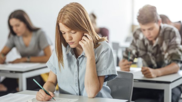 علاقة مهارات التفكير في المراهقة بالخرف