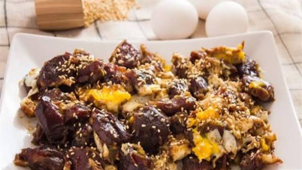 هل العجوة بالبيض والسمنة البلدي مفيدة غذائيًا؟