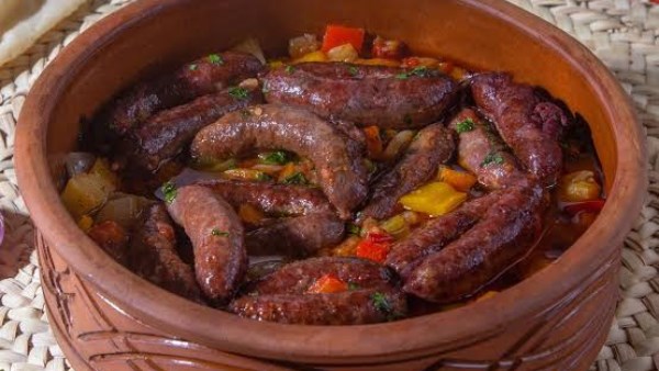 طريقة عمل طاجن السجق بالخضار