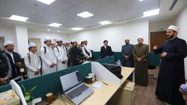 طلاب تايلاند يتعرفون على آليات العمل داخل إدارات الفتوى