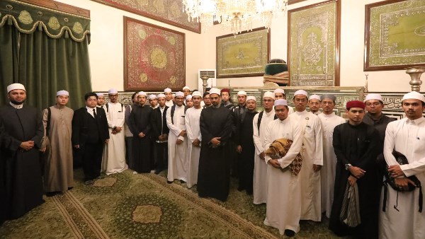 طلاب تايلاند في زيارة لمسجد الإمام الحسين للتعرف على حجرة الآثار النبوية