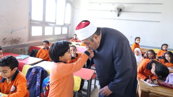وكيل الأزهر يقبل يد احد التلاميذ 