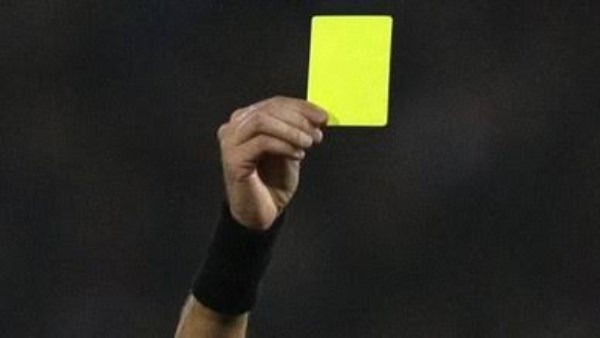 لاعب يطلق النار على حكم 