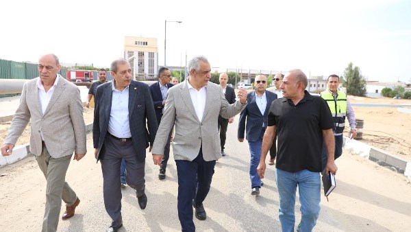 وزير الإنتاج الحربي يتابع سير العمل في "هليوبوليس للصناعات الكيماوية" 