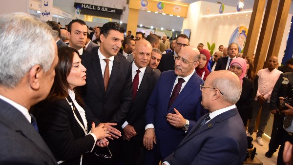ووزراء الإسكان والإنتاج الحربي والصناعة