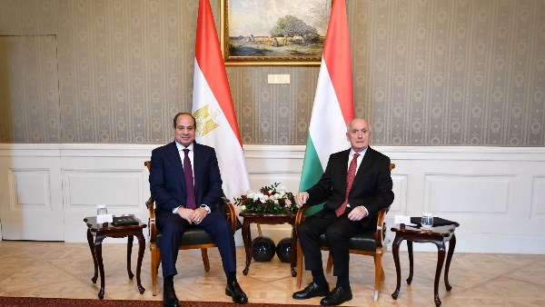 الرئيسين السيسي ونظيره المجري