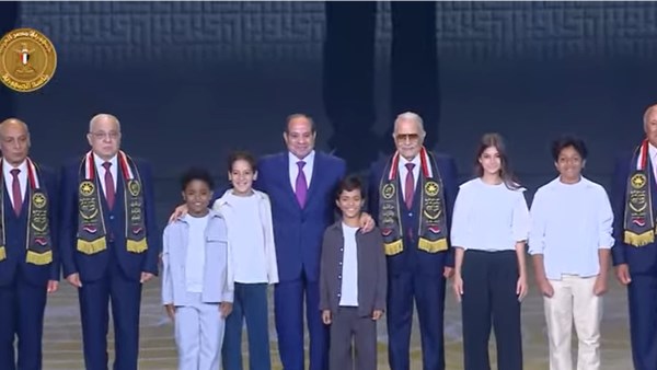 الرئيس السيسي يكرم أبطال حرب أكتوبر