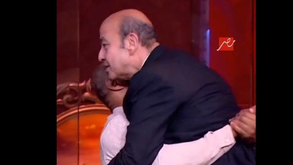 كرم جابر يحمل عمرو اديب