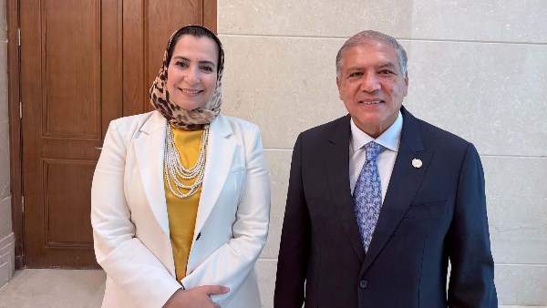 الدكتور عفت السادات مع محررة صدى البلد 