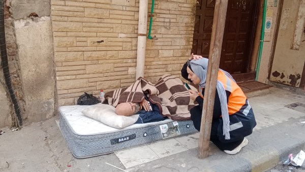 التضامن :"التدخل السريع" يستجيب لبلاغ وينقل مسنًا بلا مأوى إلى دار للرعاية