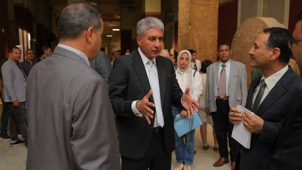 وزير السياحة والآثار 