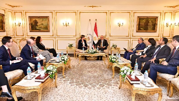 وزير الري يلتقي وزيرة البيئة والغذاء البريطانية
