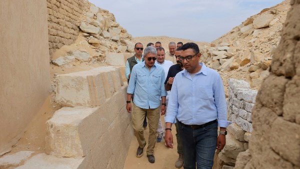 وزير السياحة والآثار 