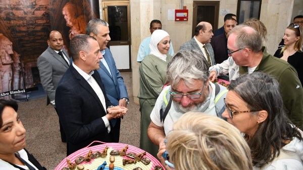 محافظ أسوان: 