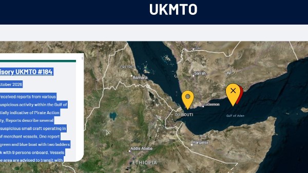 قوارب صغيرة قرب سفن تجارية في خليج عدن
