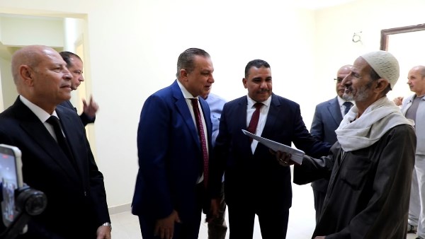 محافظ القاهرة يسلم العقود 