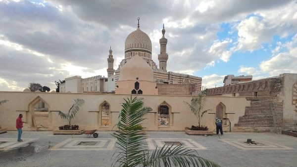 المقابر 