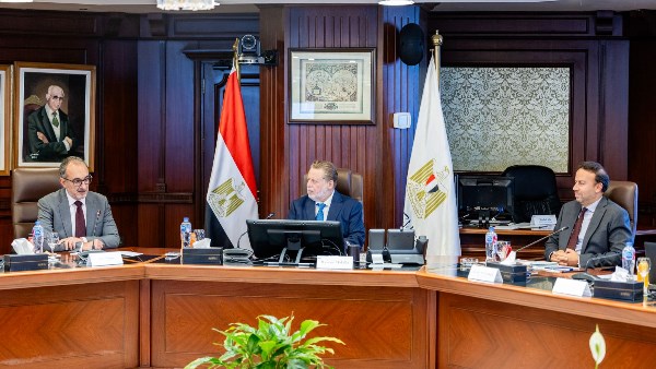 جانب من اجتماع حسن عبد الله محافظ البنك المركزي المصري