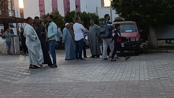 أهالي ضحايا حادث فرم أتوبيس لتريلا أسيوط الغربي
