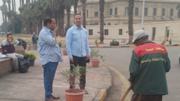حملات مكثفة لرفع كفاءة النظافة بشارع الجامعة في حي جنوب الجيزة حملات مكثفة لرفع كفاءة النظافة بشارع الجامعة في حي جنوب الجيزة