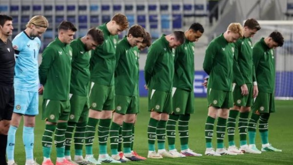 منتخب ايرلندا يحنون رؤوسهم أثناء عزف نشيد الكيان الصهيوني