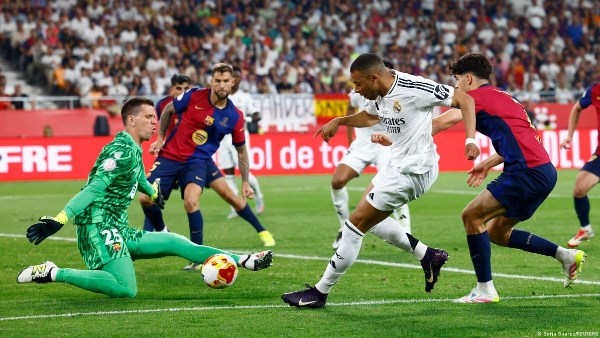 برشلونة يتفوق في القيمة السوقية لنجومه الشباب وريال مدريد يراهن على قوة تشكيلته برشلونة يتفوق في القيمة السوقية لنجومه الشباب وريال مدريد يراهن على قوة تشكيلته