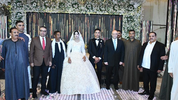 محافظ الفيوم يشارك أحد العاملين بالخدمات المعاونة فرحة زفافهم