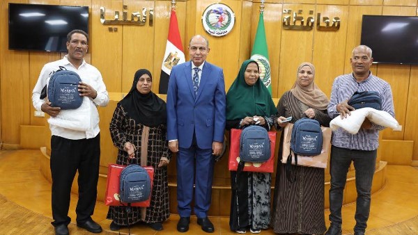 محافط المنيا مع المعتمرين 