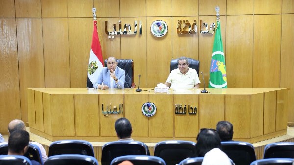 محافظ المنيا خلال الاجتماع 