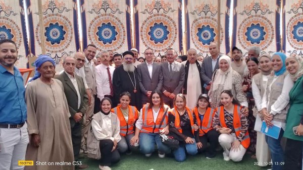 نائب محافظ المنيا مع المنتفعين 