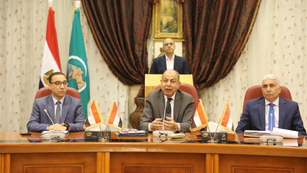 محافظ المنيا خلال المجلس التنفيذي 