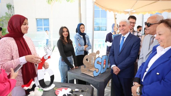 السكرتير العام يفتتح المعرض 
