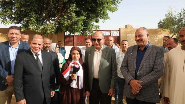 محافظ المنيا يتفقد مدرسة الأمل للتعليم الأساسي
