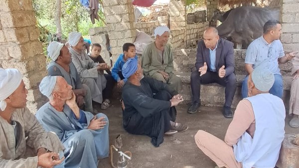 رئيس مركز سمالوط مع المزارعين 