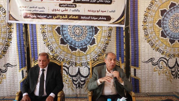 محافظ المنيا خلال اللقاء 