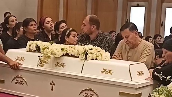 بالدموع.. أهالي صفط اللبن بالمنيا يشيعيون أحد ضحايا أتوبيس طريق أسيوط.. صور