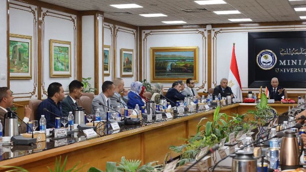 رئيس الجامعة خلال اللقاء 