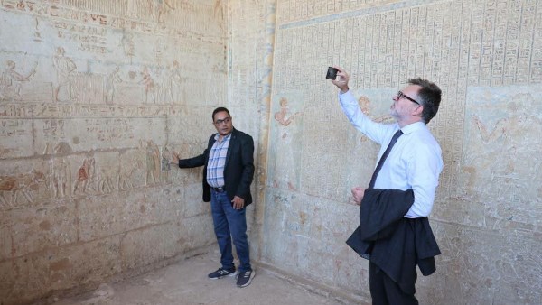 السفير الكندي يزور المناطق الأثرية 