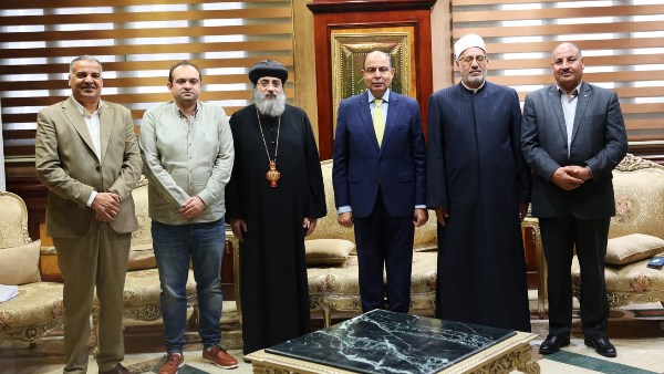 محافظ المنيا ووفد من بيت العائلة والمركز المسيحي الإسلامي