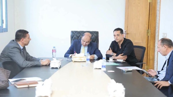 محافظ المنيا خلال اللقاء 