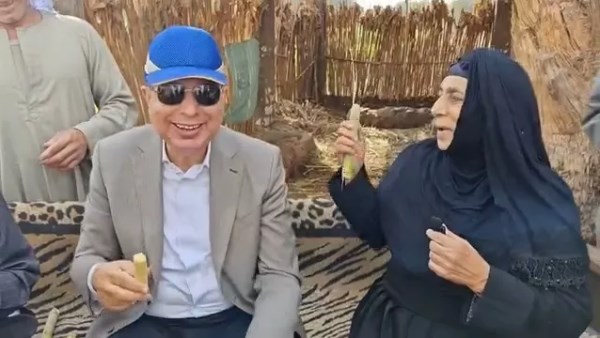 محافظ المنيا مع المواطنين 