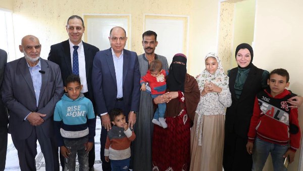 وسط فرحة الأهالي والزغاريد .. محافظ المنيا يسلّم 35 منزلًا مطورًا للأسر الأولى بالرعاية وسط فرحة الأهالي والزغاريد .. محافظ المنيا يسلّم 35 منزلًا مطورًا للأسر الأولى بالرعاية