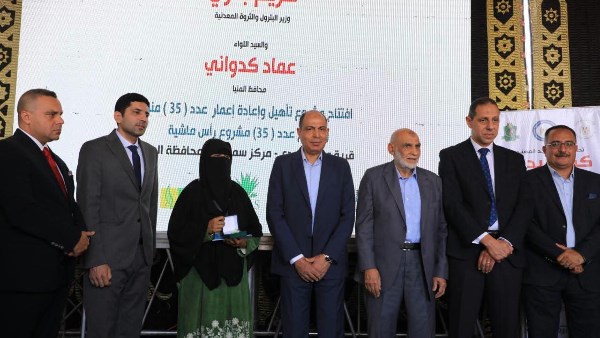 محافظ المنيا يسلم مفاتيح المنازل المطورة ورؤوس ماشية 