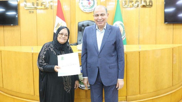 «خطوة جديدة لفتح أبواب الرزق».. محافظ المنيا يسلّم عقود محلات أرض المولد «خطوة جديدة لفتح أبواب الرزق».. محافظ المنيا يسلّم عقود محلات أرض المولد