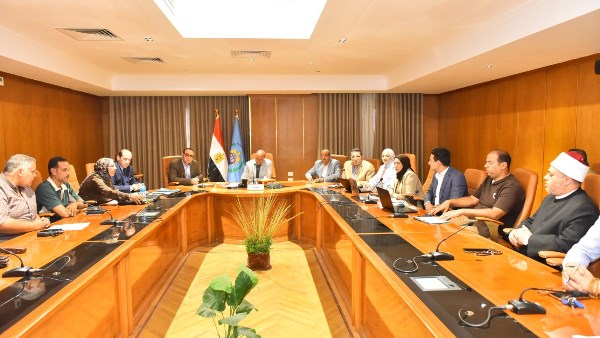 محافظ أسيوط يجتمع مع مسئولي "حياة كريمة" لمتابعة تشغيل المشروعات المنتهية بالمرحلة الأولى 