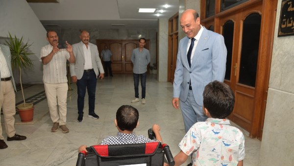 محافظ أسيوط وطفل من ذوي الهمم 