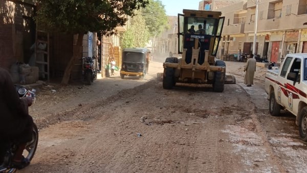  تمهيد وتسوية شوارع قرية بني عدي بمنفلوط 