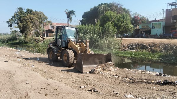 محافظ أسيوط: رفع مخلفات ونواتج تطهير الترع بقرى منقباد ودرنكة وريفا محافظ أسيوط: رفع مخلفات ونواتج تطهير الترع بقرى منقباد ودرنكة وريفا